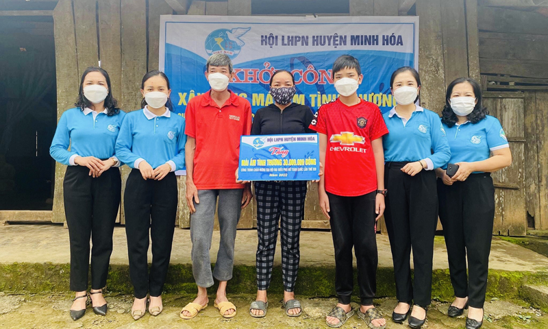 Hội LHPN huyện Minh Hóa trao tặng 30 triệu đồng xây dựng  