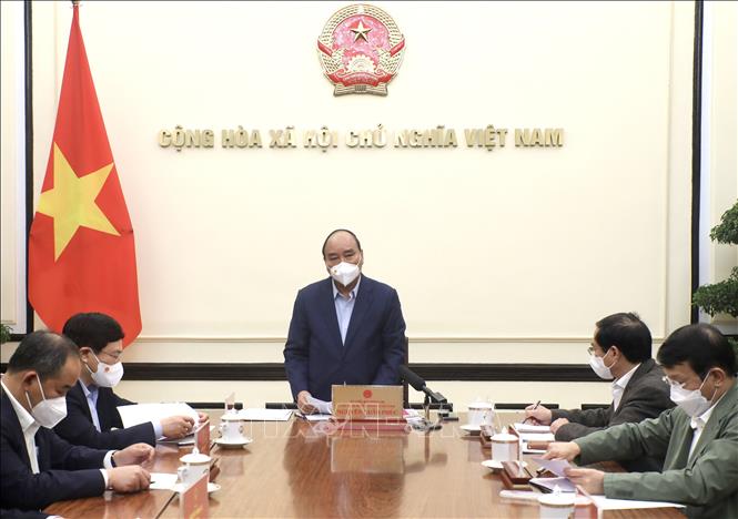 Chủ tịch nước Nguyễn Xuân Phúc chủ trì họp về công tác đưa công dân Việt Nam từ Ukraine về nước. Ảnh: Lâm Khánh/TTXVN