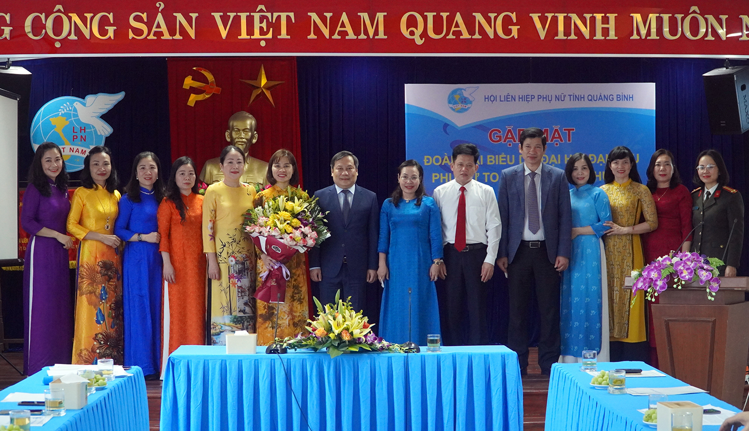 Đồng chí Bí thư Tỉnh ủy Vũ Đại Thắng và các đồng chí lãnh đạo tỉnh chụp ảnh lưu niệm