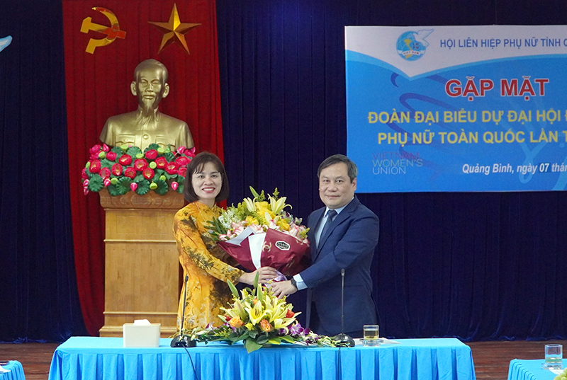 Đồng chí Bí thư Tỉnh ủy Vũ Đại Thắng tặng hoa cho đồng chí Diệp Thị Minh Quyết, Trưởng đoàn đại biểu Phụ nữ tỉnh dự Đại hội XIII
