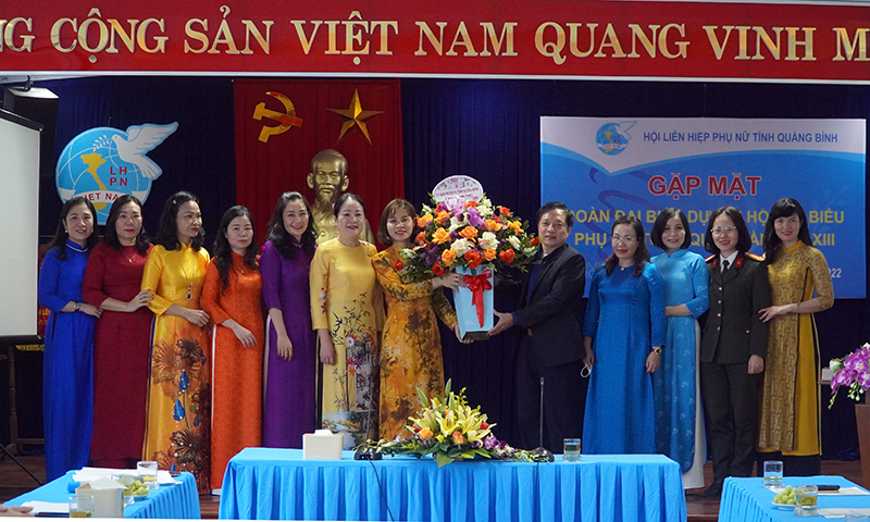 Đại diện lãnh đạo Ủy ban MTTQVN tỉnh tặng hoa chúc mừng Đoàn đại biểu Phụ nữ tỉnh