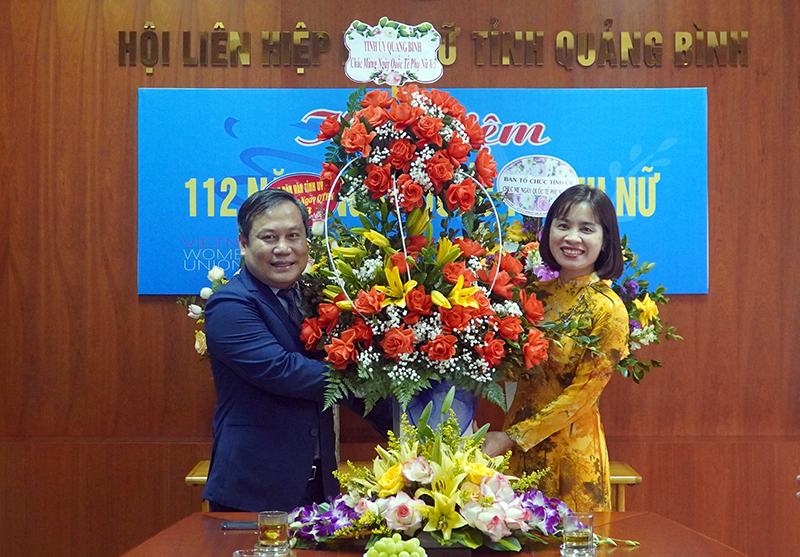 Đồng chí Bí thư Tỉnh ủy Vũ Đại Thắng chúc mừng Hội LHPN tỉnh và trân trọng gửi đến toàn thể các mẹ, các chị và phụ nữ toàn tỉnh lời chúc tốt đẹp nhất nhân ngày Quốc tế Phụ nữ 8/3