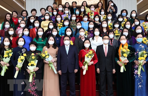 Thủ tướng Phạm Minh Chính với các đại diện nữ lãnh đạo quản lý, trí thức và văn nghệ sỹ tiêu biểu. (Ảnh: TTXVN)