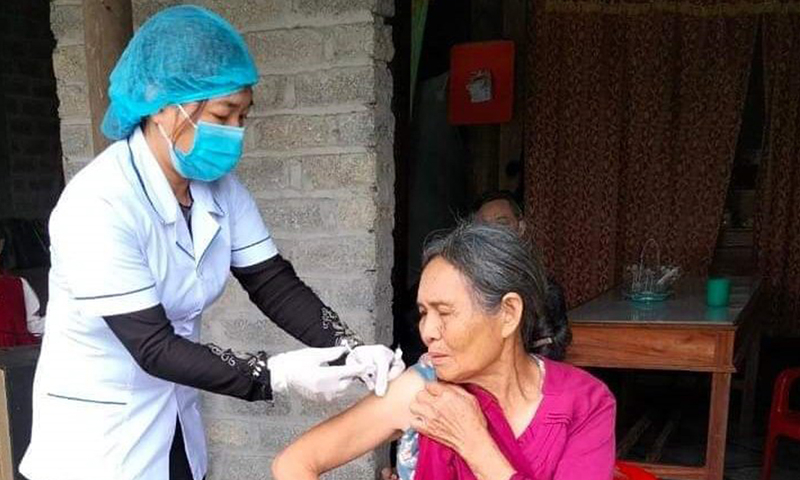 Cán bộ y tế đến tại nhà tiêm phòng vắc xin cho người dân.