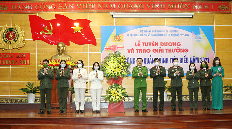 Lãnh đạo Công an tỉnh tặng hoa chúc mừng hội viên hội phụ nữ Công an tỉnh nhân dịp kỷ niệm 8/3.