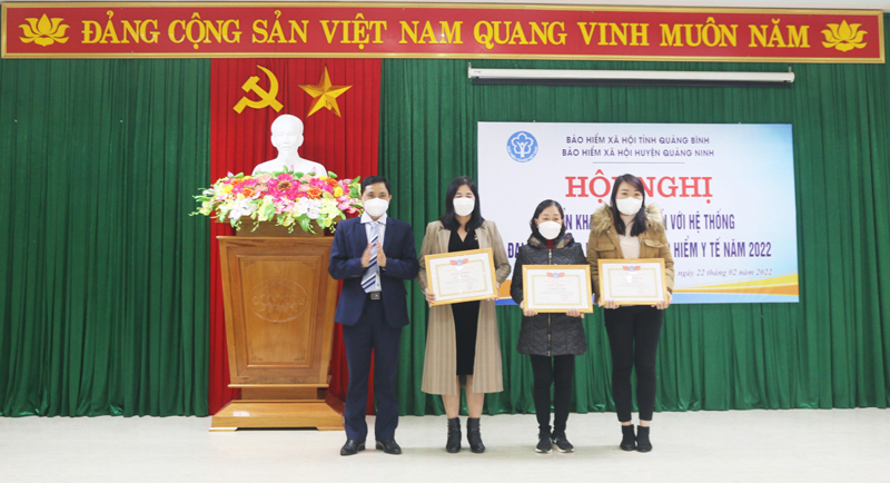 BHXH tỉnh khen thưởng cho các ĐLT có thành tích xuất sắc trong hoạt động năm 2021.