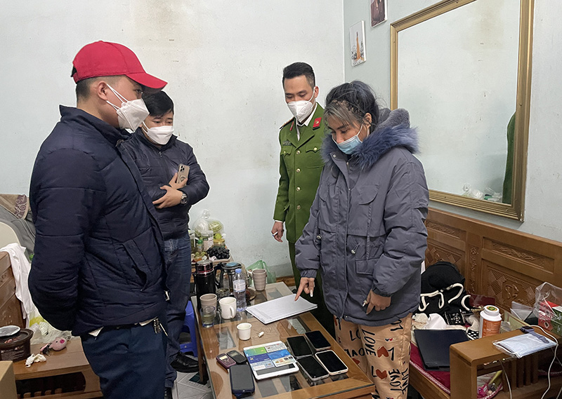 Cơ quan công an thi hành lệnh khám xét nơi ở của Nguyễn Thị Thùy Trang.