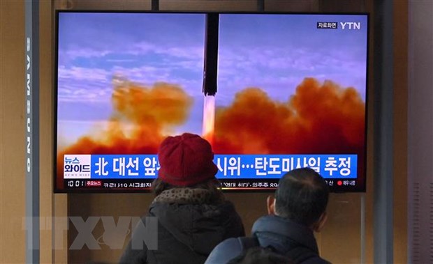 Người dân theo dõi trên truyền hình đưa tin về vụ phóng tên lửa của Triều tiên tại Seoul, Hàn Quốc, ngày 5/3/2022. (Ảnh: AFP/TTXVN)