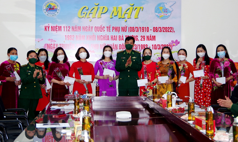 Lãnh đạo Đảng ủy, Bộ Chỉ huy BĐBP tỉnh tặng quà chúc mừng cán bộ, hội viên Hội Phụ nữ BĐBP tỉnh. 