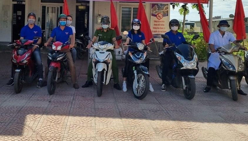 Các thành viên Đội TNTN sơ cứu, ứng cứu nhanh về ATGT của Đoàn xã Quảng Xuân.