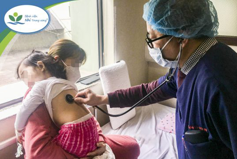 TS.BS Tạ Anh Tuấn, thăm khám cho một trường hợp bệnh nhi mắc hội chứng MIS-C hậu COVID-19. Ảnh Bệnh viện Nhi Trung ương
