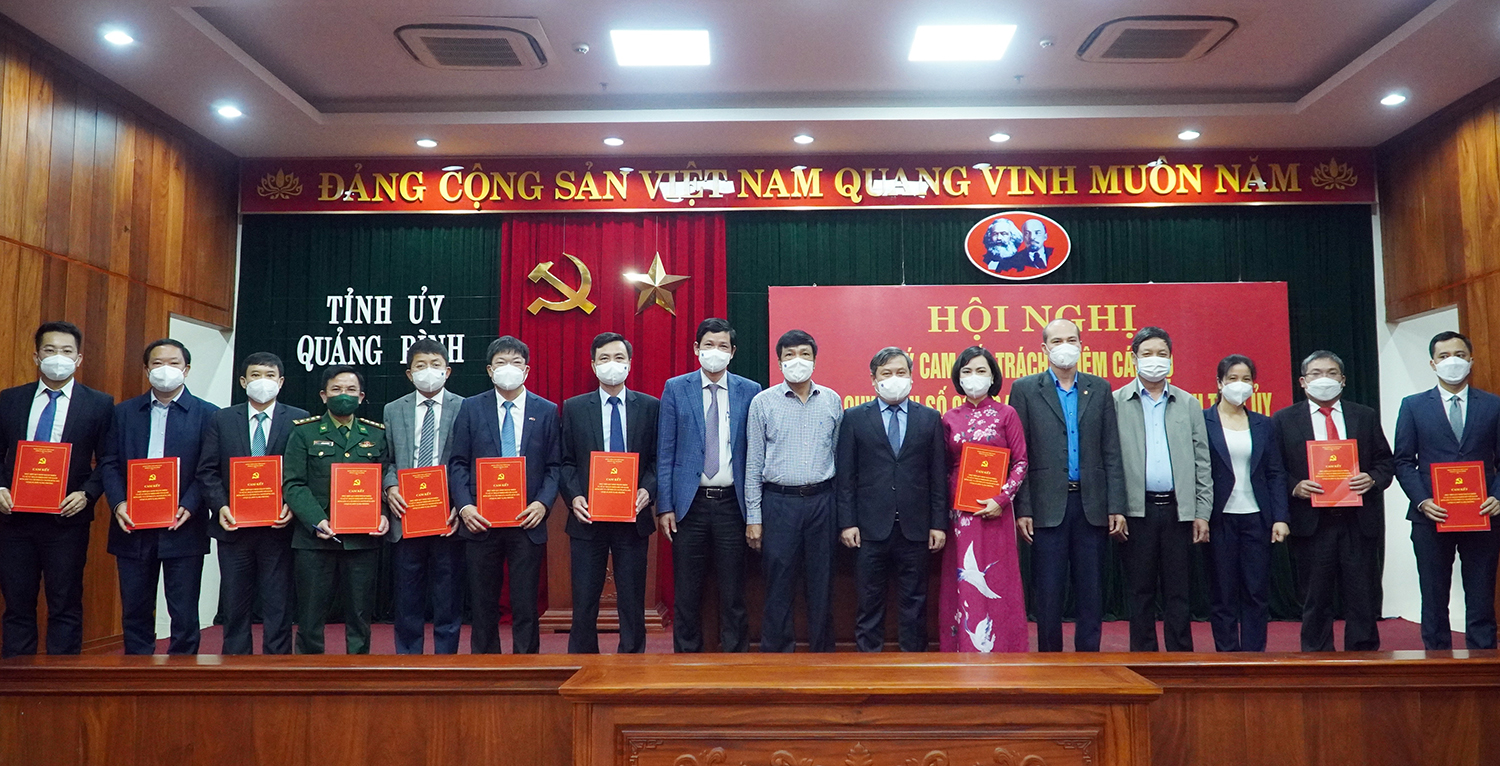  Đồng chí Bí thư Tỉnh ủy Vũ Đại Thắng chụp ảnh lưu niệm cùng các đồng chí cán bộ tham gia ký cam kết