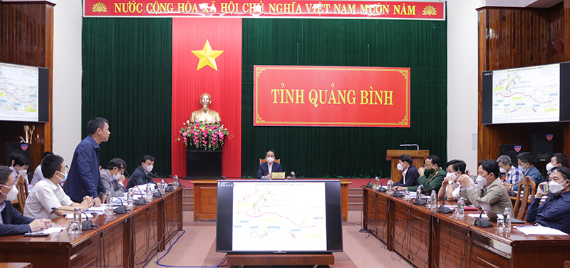 Đại diện Ban quản lý dự án 6 phát biểu tại cuộc họp.