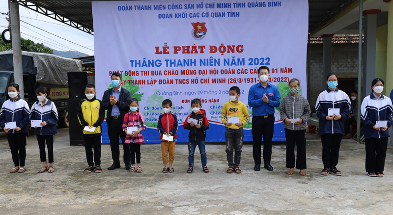 Đại diện Ban thường vụ Đoàn Khối CCQ tỉnh và Tỉnh đoàn trao quà hỗ trợ học sinh nghèo vượt khó.