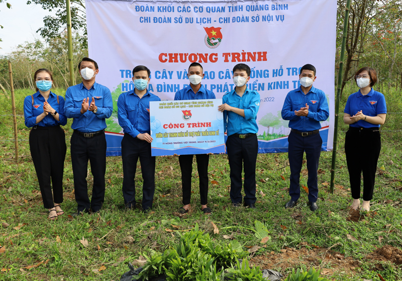Trao tặng công trình thanh niên