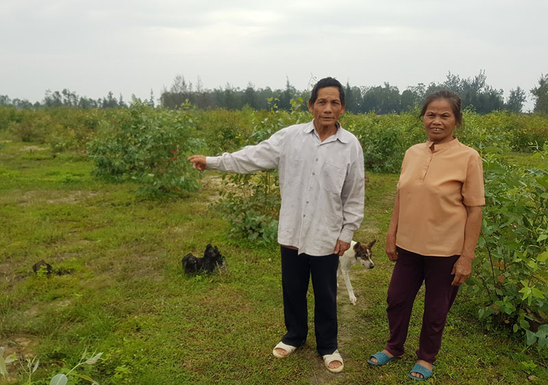 Gia đình ông Nguyễn Văn Bốn và bà Nguyễn Thị Huân, thôn Đông Hưng, xã Quảng Đông (Quảng Trạch) bức xúc vì bị chậm chi trả tiền đền bù .