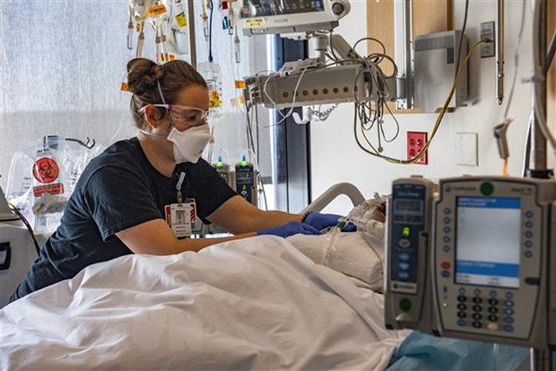 Nhân viên y tế điều trị cho bệnh nhân COVID-19 tại bệnh viện ở Worcester, Massachusetts, Mỹ. (Ảnh: AFP/TTXVN)