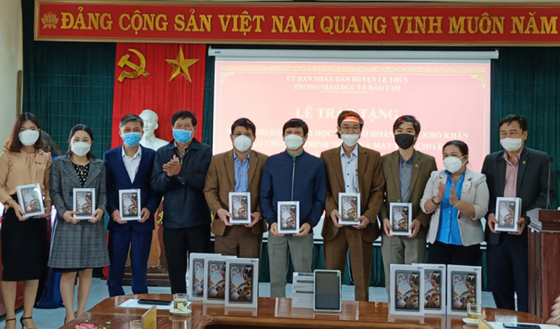 Trao tặng máy tính bảng cho các trường học.