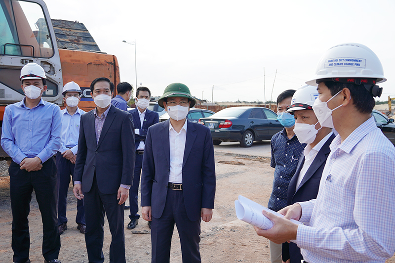 Đồng chí Phó Chủ tịch UBND tỉnh Phan Mạnh Hùng kiểm tra tình hình thi công gói thầu DH/W4 trên địa bàn xã Bảo Ninh.