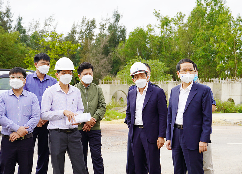 Đồng chí Phó Chủ tịch UBND tỉnh Phan Mạnh Hùng kiểm tra tình hình thi công gói thầu DH/W5, DH/W8 trên địa bàn xã Bảo Ninh.