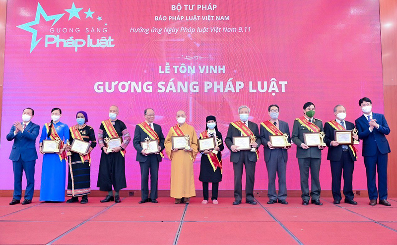 Ban tổ chức trao chứng nhận danh hiệu  