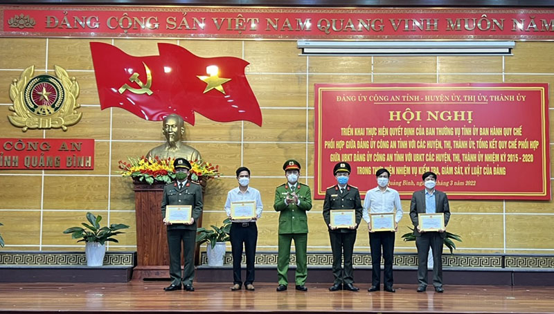 Đại tá Nguyễn Tiến Hoàng Anh – Phó bí thư Đảng ủy, Phó giám đốc Công an tỉnh, Chủ nhiệm UBKT Đảng ủy Công an tỉnh trao quyết định khen thưởng cho các tập thể, cá nhân.