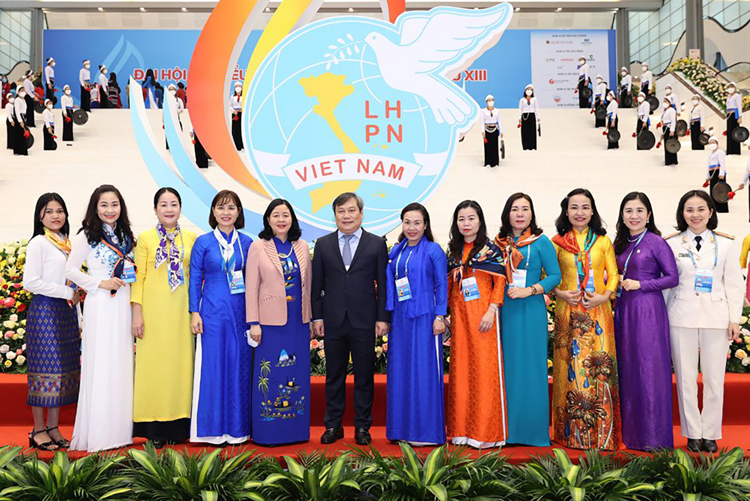 Đồng chí Bí thư Tỉnh ủy Vũ Đại Thắng chụp ảnh lưu niệm cùng Đoàn đại biểu Hội LHPN tỉnh tại phiên khai mạc sáng 10/3