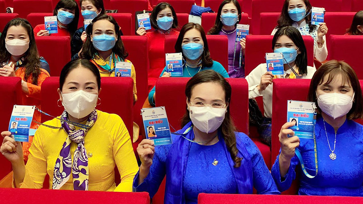 Đoàn Đại biểu Phụ nữ tỉnh tham gia biểu quyết tại Đại hội