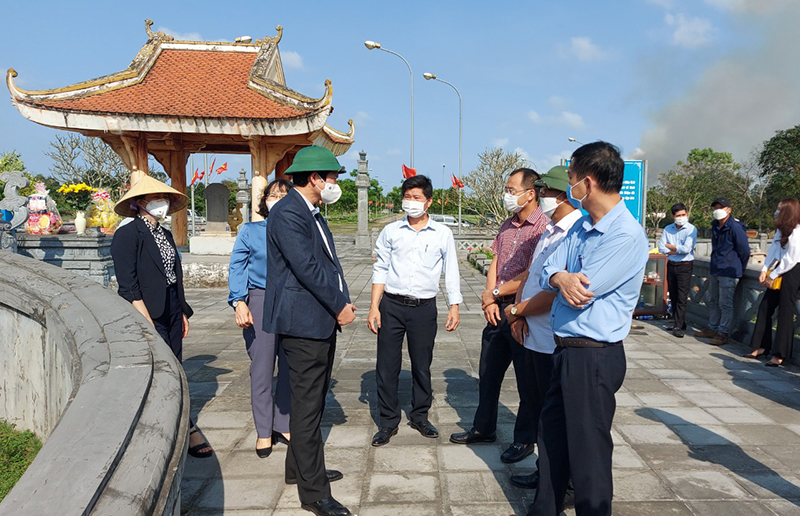 Đồng chí Hồ An Phong trao đổi với các sở, ngành về phương án cải tạo di tích