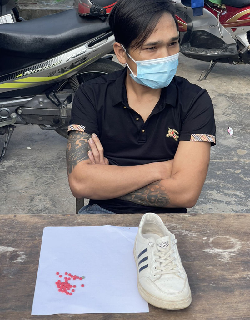 Đối tượng Nguyễn Đức Lư cùng số ma túy thu giữ được.
