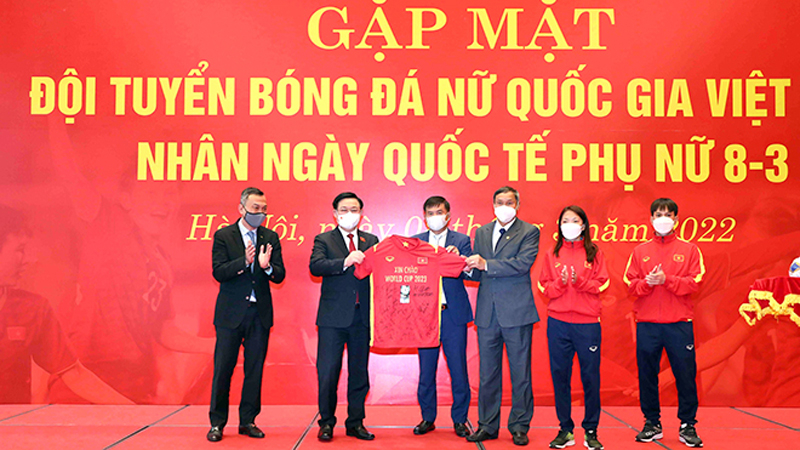 Ngày 8/3/2022, tại Hà Nội, Chủ tịch Quốc hội Vương Đình Huệ gặp mặt Đội tuyển bóng đá nữ quốc gia nhân Ngày Quốc tế phụ nữ. Ảnh: Phạm Kiên – TTXVN