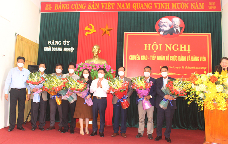 Đại diện lãnh đạo Đảng ủy Khối DN tỉnh tặng hoa chúc mừng các TCCSĐ mới tiếp nhận.