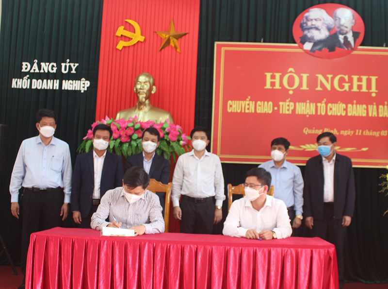  Đại diện Thường trực Đảng ủy Khối DN tỉnh và Thường trực Huyện ủy Lệ Thủy ký kết biên bản bàn giao, tiếp nhận tổ chức đảng và đảng viên.