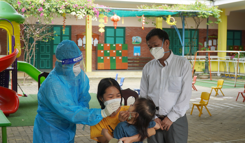 CDC Quảng Bình triển khai test nhanh kháng nguyên cho toàn bộ trẻ em, các mẹ dì và can bộ Làng trẻ em SOS Đồng Hới. 