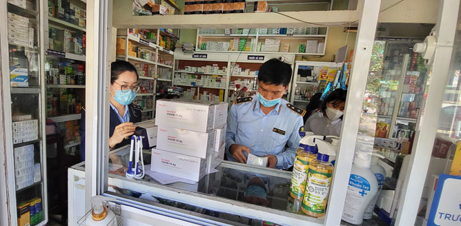 Đội QLTT số 7 kiểm tra test Covid-19 tại nhà thuốc Nga Sơn
