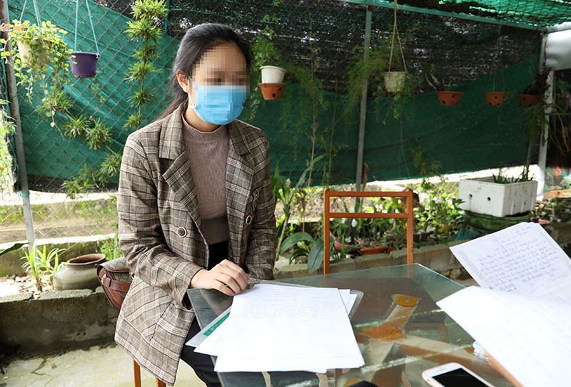 Bà Lê Thị Hồng H. đang trình bày sự việc.