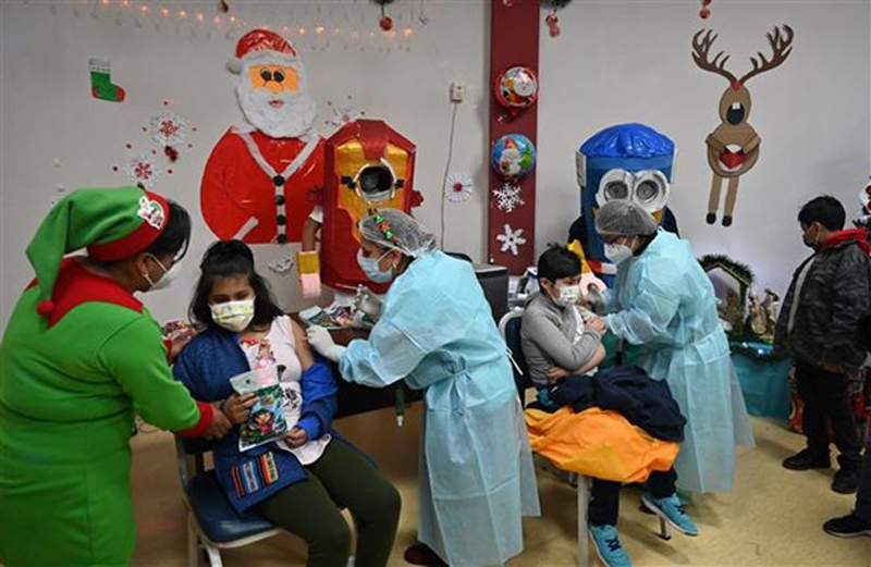 Tiêm vaccine ngừa COVID-19 cho trẻ em tại La Paz (Bolivia). (Ảnh: AFP/TTXVN)