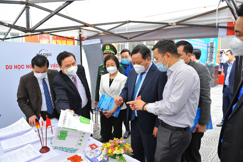 Thành đoàn Hà Nội và UBND huyện Đông Anh phối hợp tổ chức phiên giao dịch việc làm thanh niên tại huyện Đông Anh năm 2022. Ảnh: Minh Đức/TTXVN.
