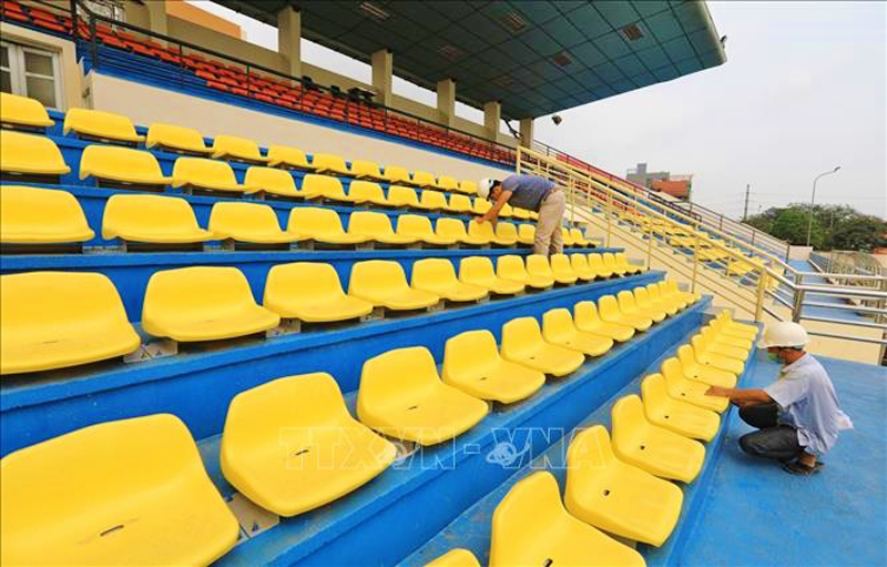 Công tác hoàn thiện cơ sở vật chất tại Trung tâm Văn hóa, Thông tin và Thể thao huyện Thanh Trì (Hà Nội). Đây là địa điểm được chọn làm nơi thi đấu môn bóng rổ và là nơi tập luyện của một số đội bóng đá nam. Ảnh: TTXVN