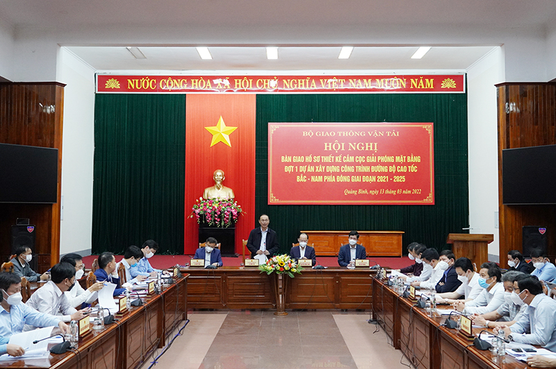 Thứ trưởng Bộ GTVT  Lê Đình Thọ phát biểu tại hội nghị