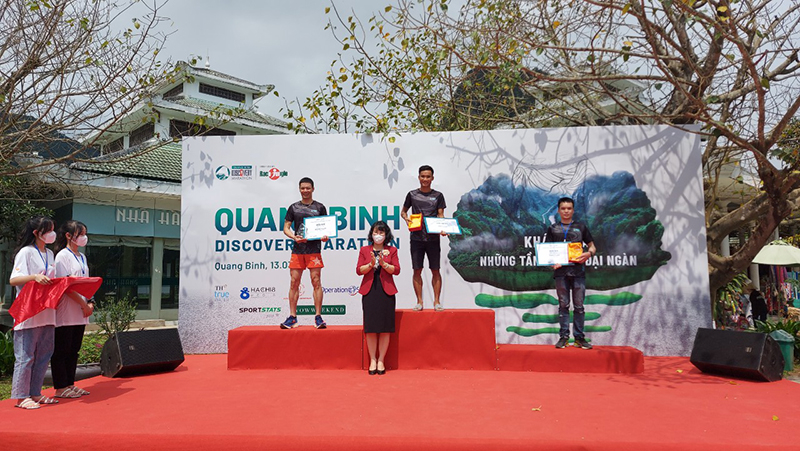 Ban tổ chức trao giải cho các VĐV ở nội dung cự ly 42,195 km nam