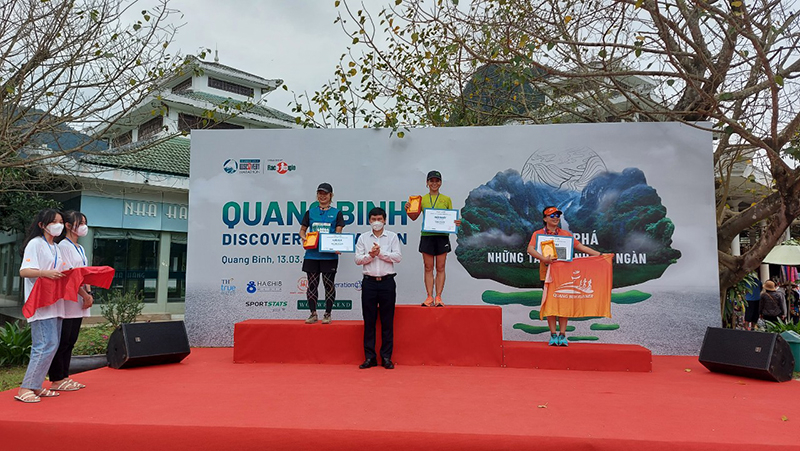 Ban tổ chức trao giải cho các VĐV ở nội dung cự ly 42,195 km nữ   