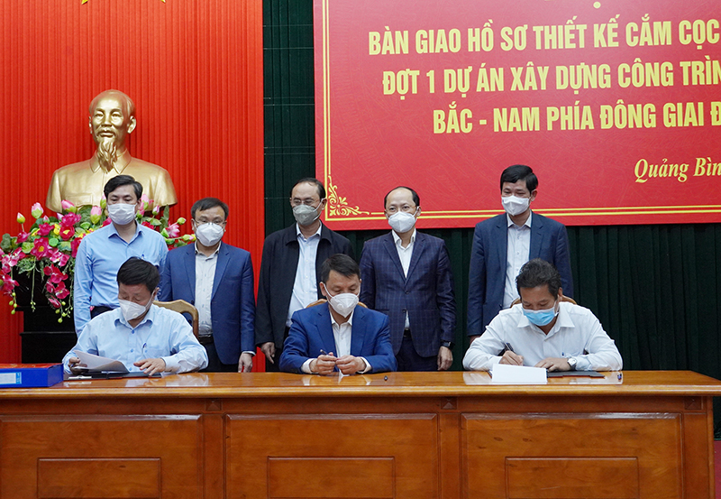 Ký bàn giao hồ sơ thiết kế cắm cọc giải phóng mặt bằng đợt 1 cho tỉnh Quảng Bình