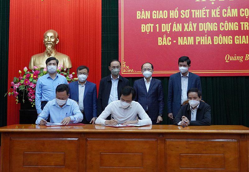 Ký bàn giao hồ sơ thiết kế cắm cọc giải phóng mặt bằng đợt 1 cho tỉnh Hà Tĩnh
