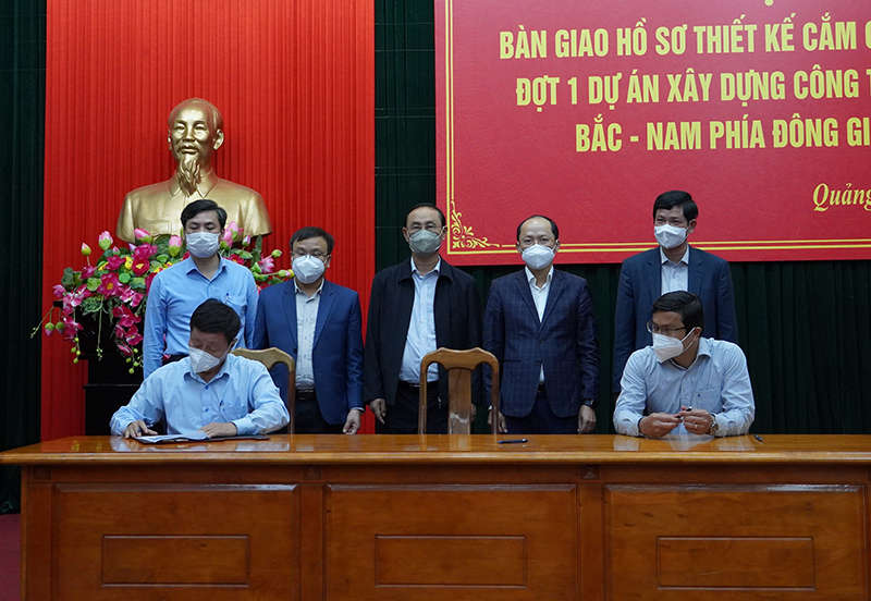 Ký bàn giao hồ sơ thiết kế cắm cọc giải phóng mặt bằng đợt 1 cho tỉnh Quảng Trị