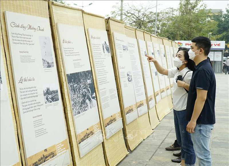 Du khách tham quan tại triển lãm.