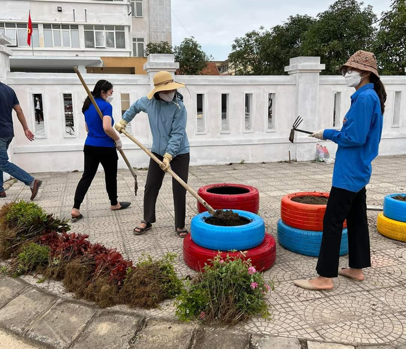 BQL Dịch vụ công ích TP. Đồng Hới triển khai mô hình tuyến đường thanh niên tự quản, sử dụng các vật liệu tái chế để trang trí đường hoa.