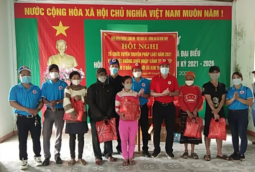Trao quà cho các đối tượng có hoàn cảnh khó khăn tại bản Trung Đoàn (Kim Thủy, Lệ Thủy).