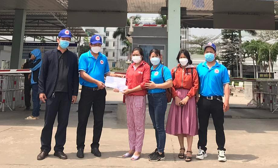 Trao tiền hỗ trợ cho gia đình em Phan Văn Hoàng (Liên Thủy, Lệ Thủy).