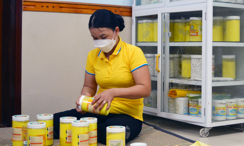 Người dân xã Mai Thủy (Lệ Thủy) ứng dụng KH-CN trong trồng và chế biến tinh bột nghệ tiến tới xây dựng sản phẩm OCOP.